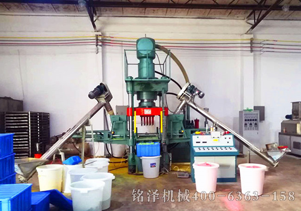 廣東中山200噸魚(yú)餌壓塊機(jī)客戶(hù)現(xiàn)場(chǎng) - 河南銘澤機(jī)械制造公司